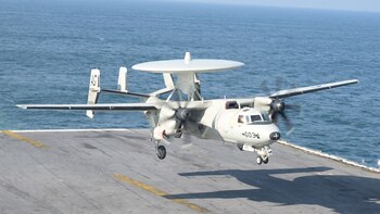 Un E2C Haw Keyes aterriza