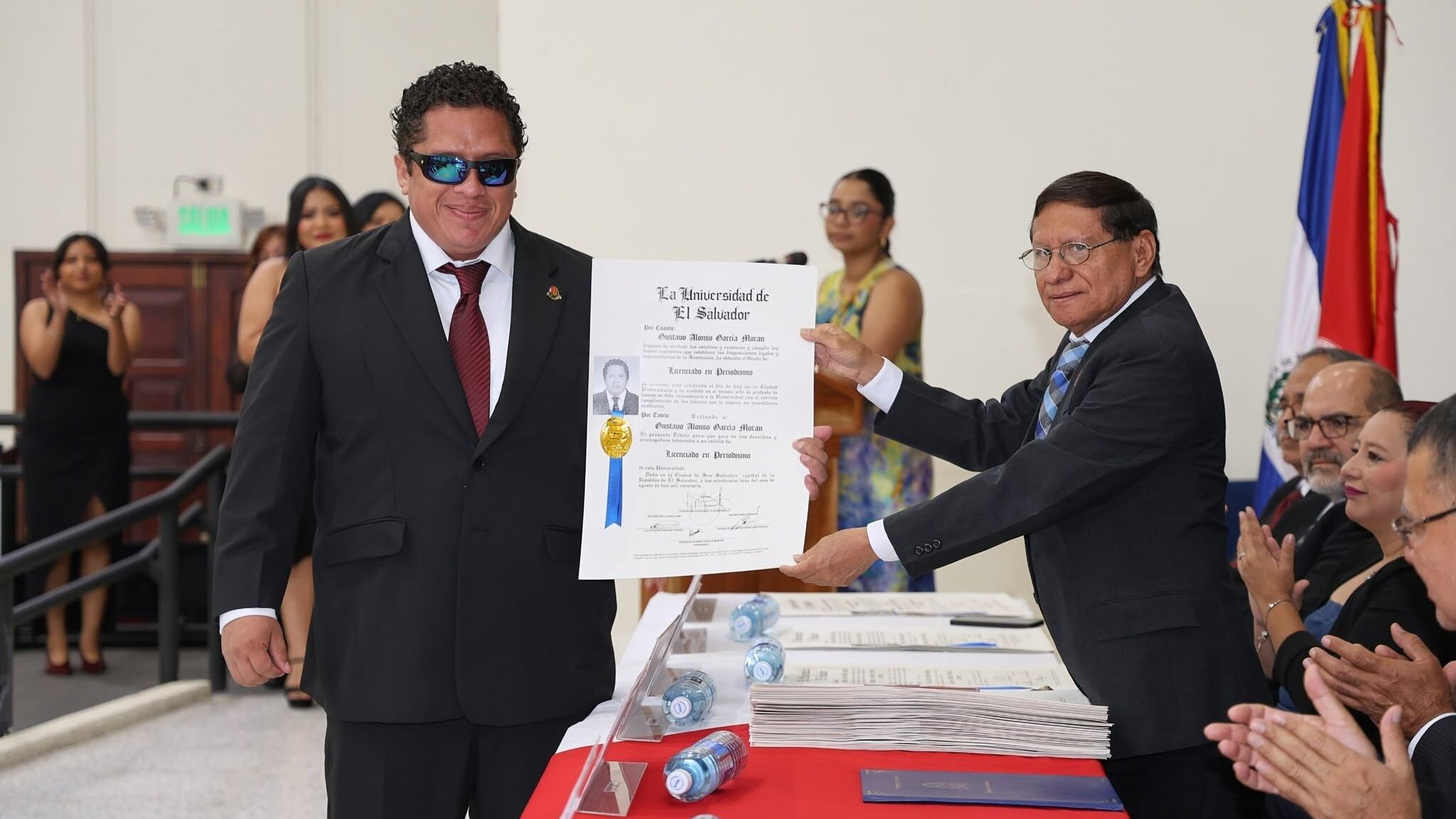 El salvadoreño Gustavo Morán se graduó de periodismo con materiales en braille y audio (Foto cortesía UES)