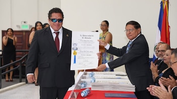 El salvadoreño Gustavo Morán se graduó de periodismo con materiales en braille y audio (Foto cortesía UES)