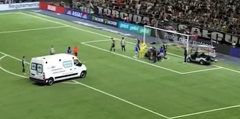 El momento en el que ingresó la ambulancia para atender al futbolista
