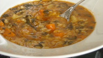 Receta de arroz con acelgas o arròs amb bledes, el guiso ‘viudo’ típico de la cocina valenciana que es fácil de preparar y muy reconfortante