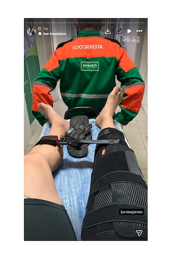 Un socorrista atiende al culturista,