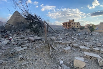Escombros esparcidos en el lugar de un ataque aéreo israelí que tuvo como objetivo la ciudad libanesa oriental de Baalbeck (Sam SKAINEH / AFP)