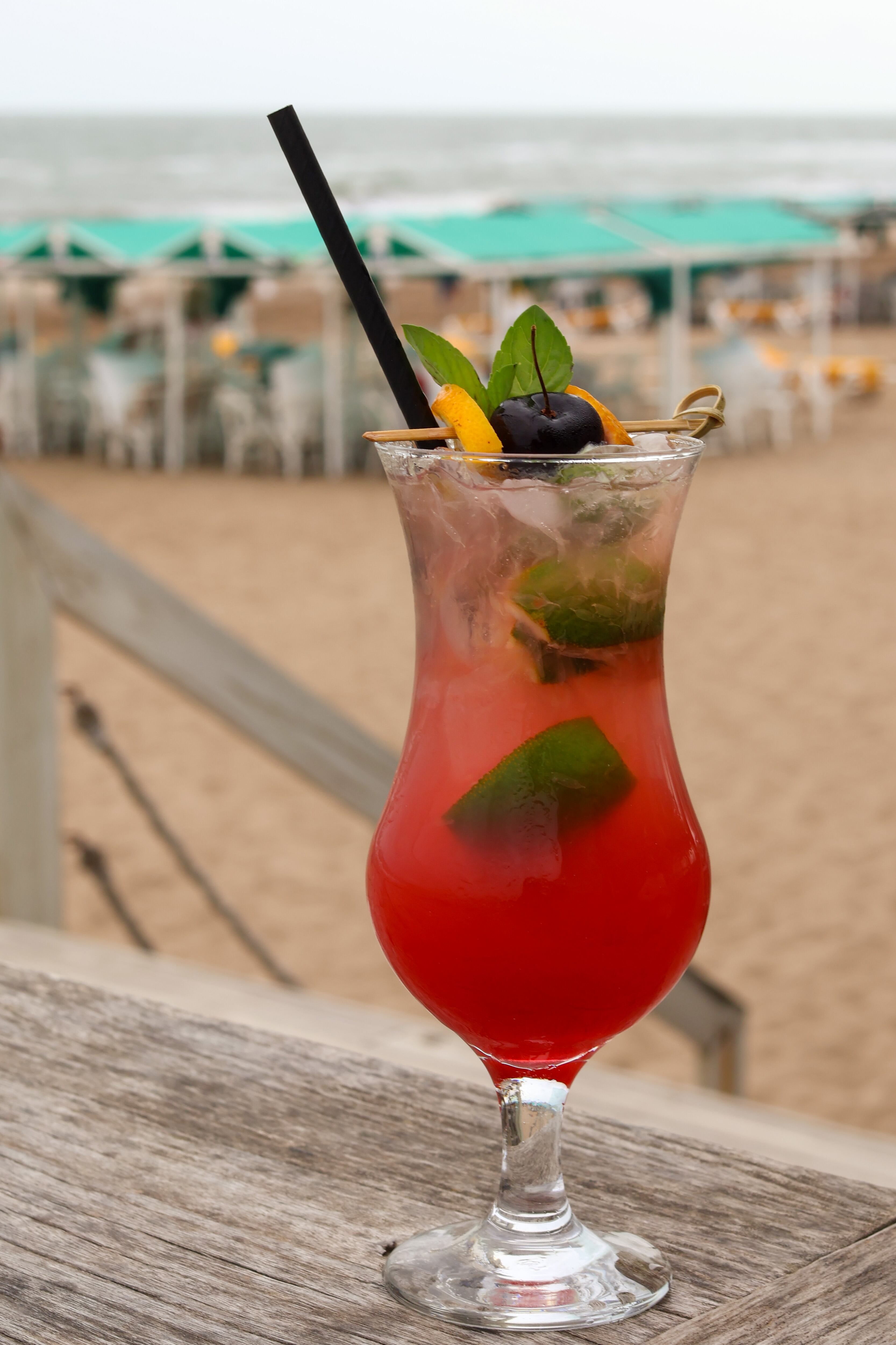 Las barras de la Costa Atlántica, desde Mar del Plata hasta Cariló, amplían la oferta de cócteles con variantes de Negroni, sangría y gin macerado (Crédito: Pablo Kauffer)