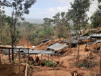 La captura ocurrió en Indio Maíz, en plena frontera con Costa Rica, tras un refuerzo binacional para frenar la extracción de oro, el contrabando del mineral y el traslado de insumos. (Imagen retomada de Divergentes)