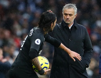José Mourinho y Ezequiel Schelotto en un partido de Premier (REUTERS/Hannah McKay)