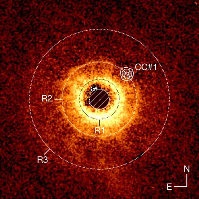 Imagen polarimétrica del disco de escombros que rodea a la estrella TWA 7, donde se observan tres anillos (R1, R2 y R3); en R2, una brecha coincide con la fuente etiquetada como CC#1, el posible exoplaneta TWA 7b (A.-M. Lagrange, et. al.)