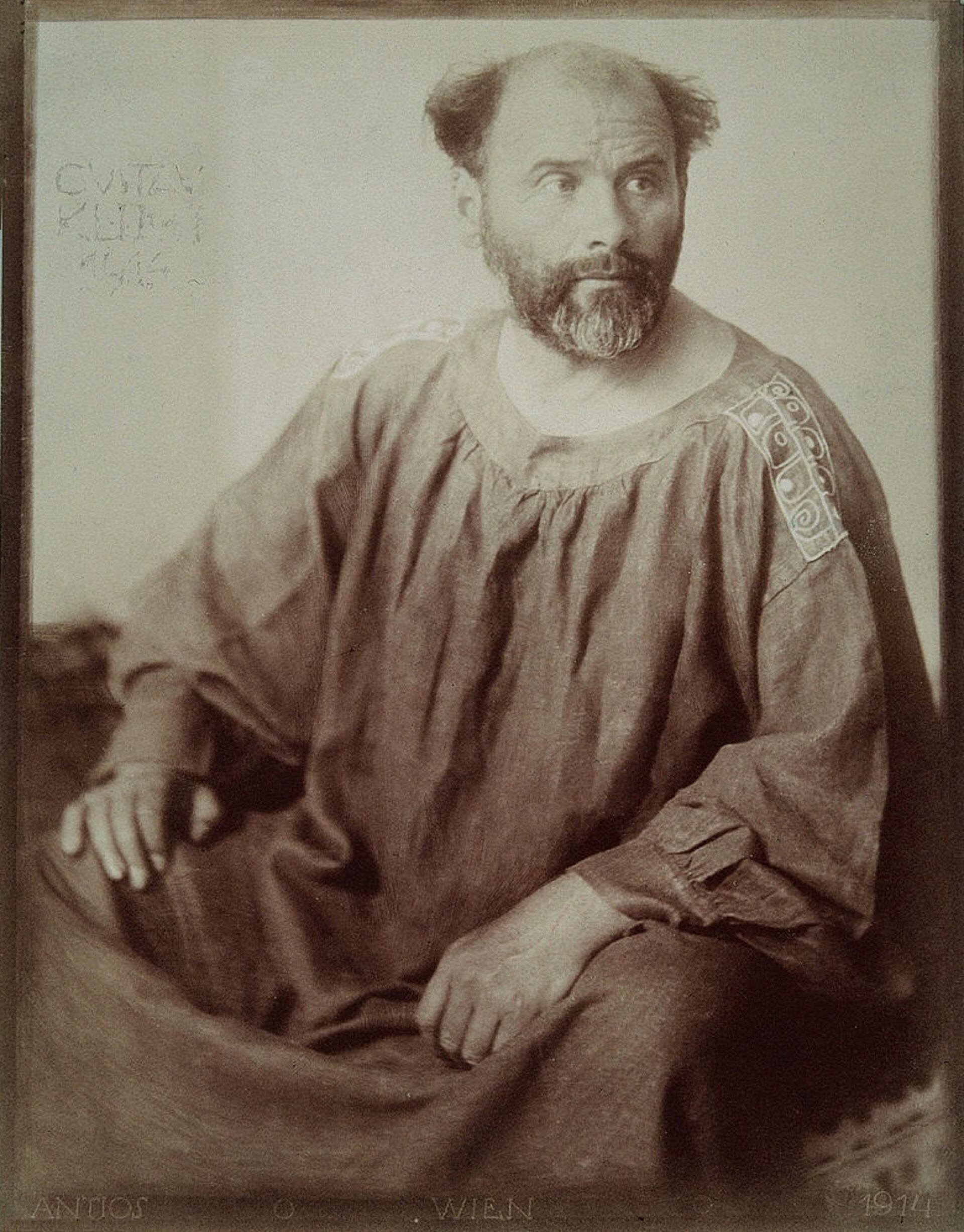 Gustav Klimt en 1914, fotografiado por Anton Josef Trčka (Crédito: WIkipedia)