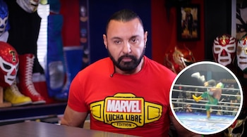 Un hombre con camiseta roja de lucha libre y un recuadro circular con dos luchadores en un cuadrilátero.