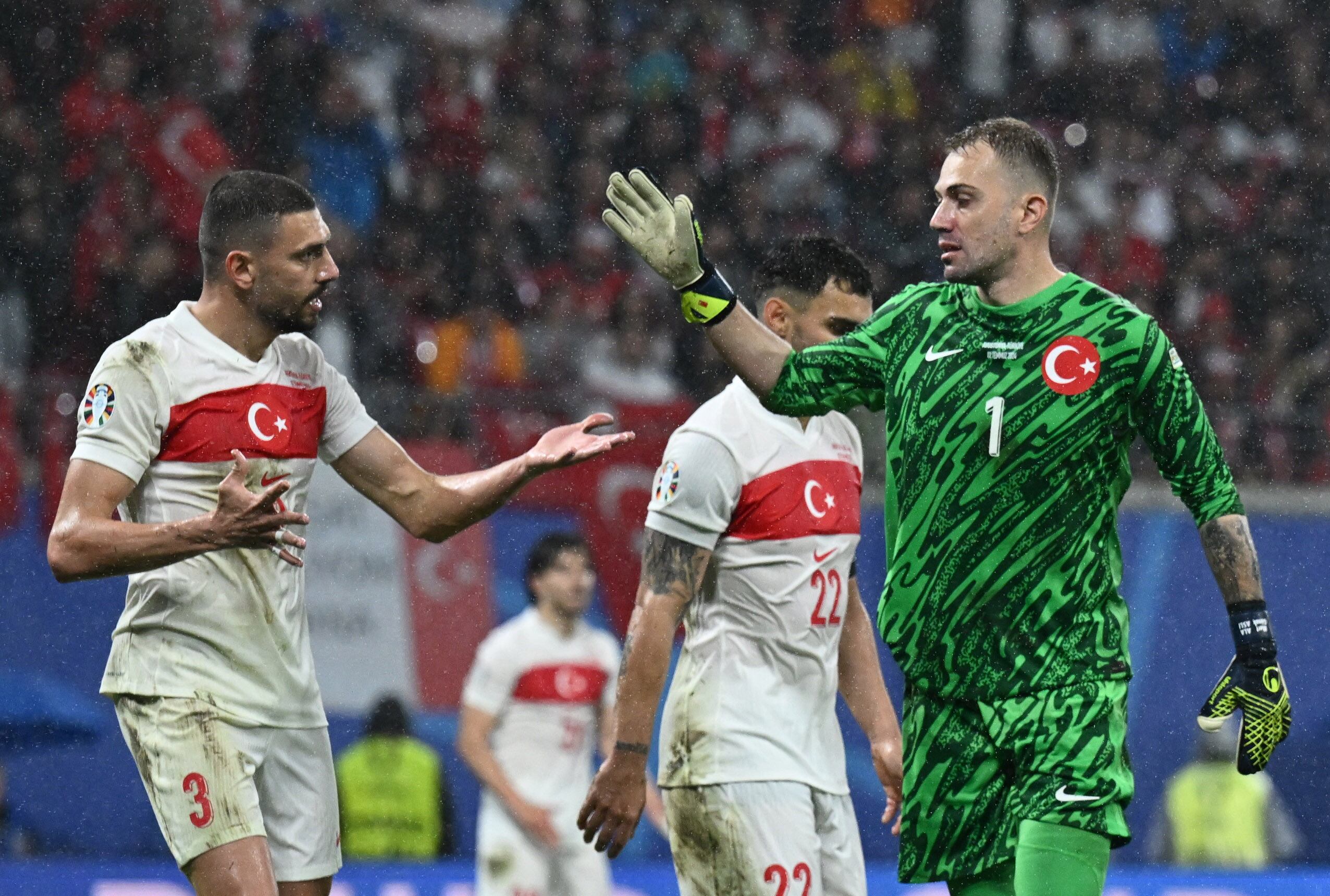El arquero de Turquía Mert Gunok y Merih Demiral, los héroes en la victoria ante Austria que valió un pase a los cuartos de final de la Eurocopa (REUTERS/Annegret Hilse)