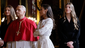 El vestido negro con el que la infanta Sofía cumple con su papel secundario en la visita del papa León XIV: se la juega con el protocolo con un guiño blanco