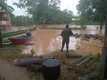 Las lluvias comenzaron el fin de semana y continúan afectando varias comunidades. La municipalidad mantiene monitoreo constante del comportamiento del río Patuca. (Foto: Fuerzas Armadas)