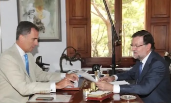 Felipe VI en su despacho junto a M. Rajoy