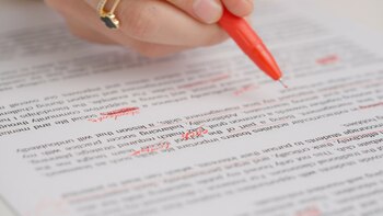 Una profesora corrigiendo las faltas