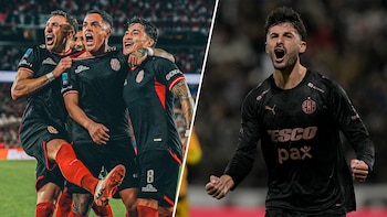 Cuatro jugadores con camisetas negras y rojas celebrando en un estadio, y un jugador con camiseta negra gritando en el campo de juego