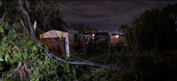 FPL desplegó equipos en Palm Springs North para restaurar el suministro eléctrico y reparar daños en la infraestructura tras la tormenta (Captura Telemundo Miami)