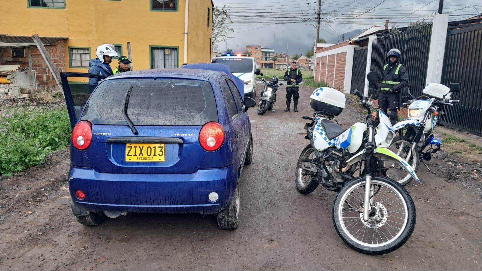 Conductor del Chevrolet Spark azul denunció abuso de autoridad durante la inmovilización del vehículo en Cajicá: lo publicó en sus redes sociales