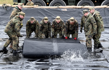 Soldados del ejército alemán instalan