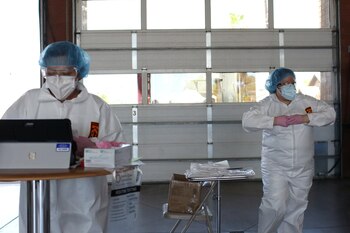 Científicos procesan test de coronavirus