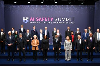 Brad Smith entre lso lídere smundiales que asistieron a la 5ª Cumbre de "Christchurch Call", en el Palacio Presidencial del Elíseo en París, Francia, el 10 de noviembre de 2023 (Reuters)