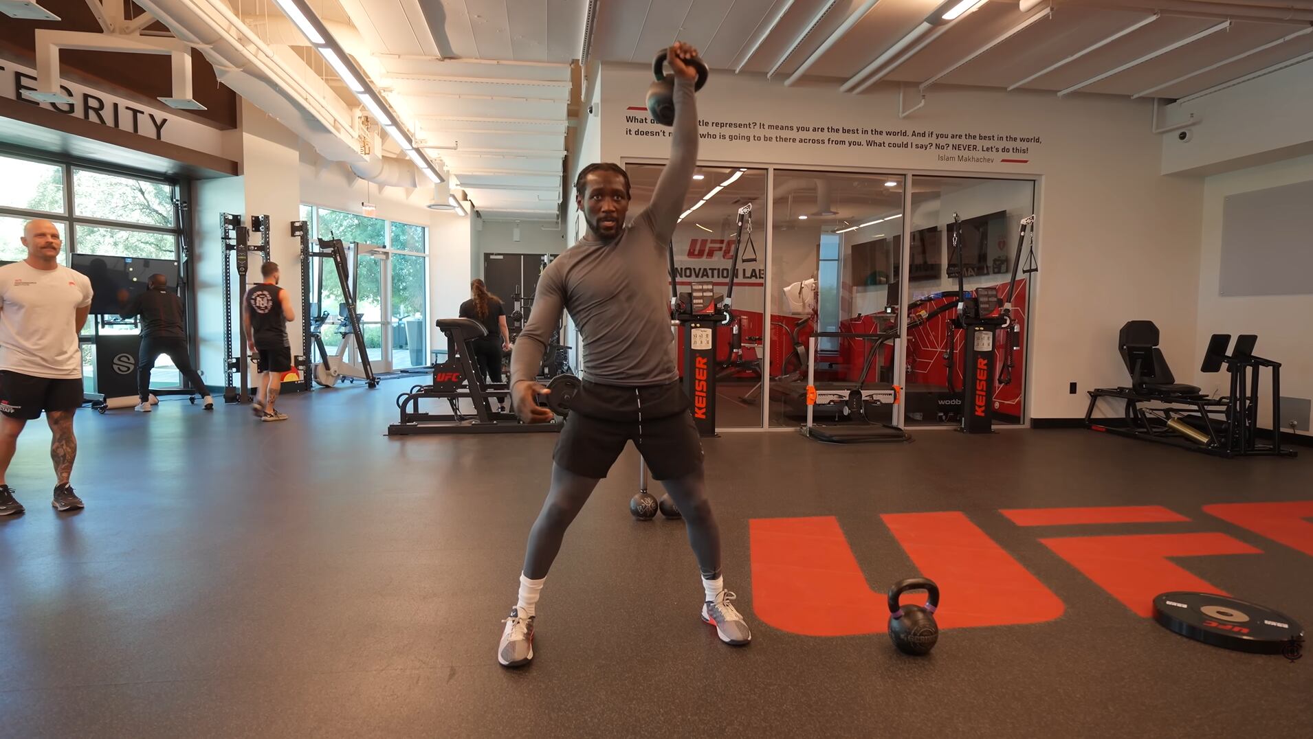 El equipo de Crawford busca constantemente que el boxeador mantenga energía máxima incluso en los asaltos finales (Captura de video: YouTube)