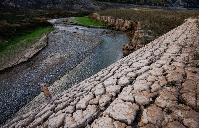 Los embalses de agua están a su 64,90 % de capacidad (Reuters)