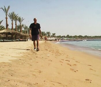 Andrés Salvatori camina por las