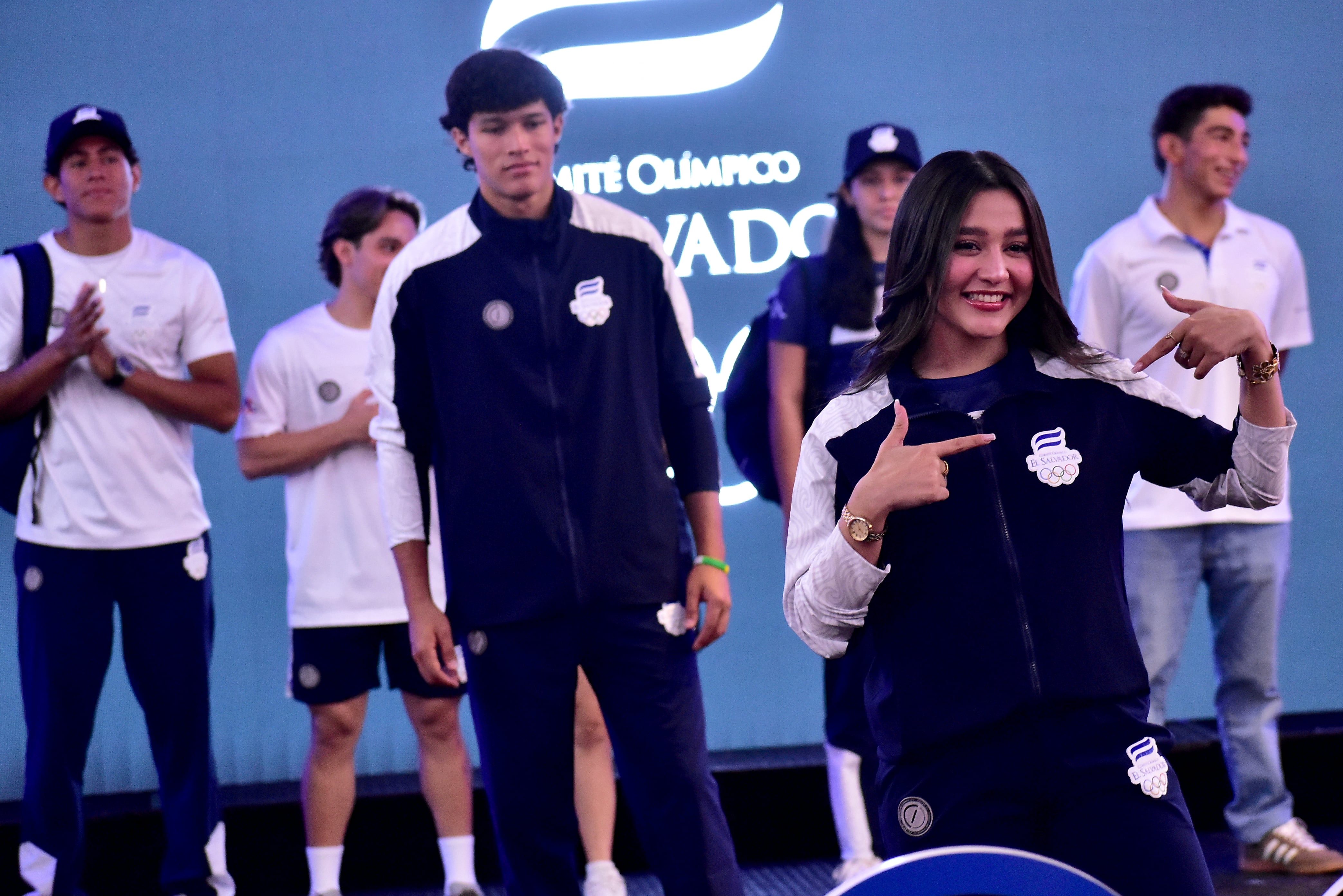 Entrega de pabellón a atletas salvadoreños que participarán en Juegos Centroamericanos y del Caribe 2026. (Infobae Centroamérica/Emerson Del Cid)