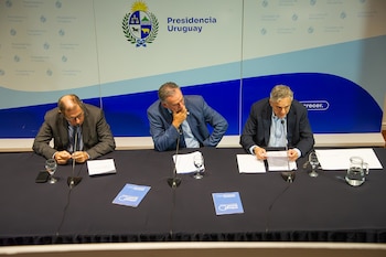 El ministro de Economía uruguayo, Gabriel Oddone, el presidente Yamandú Orsi, y el director de la OPP, Rodrigo Arim, al presentar los cambios al sistema previsional (Presidencia)