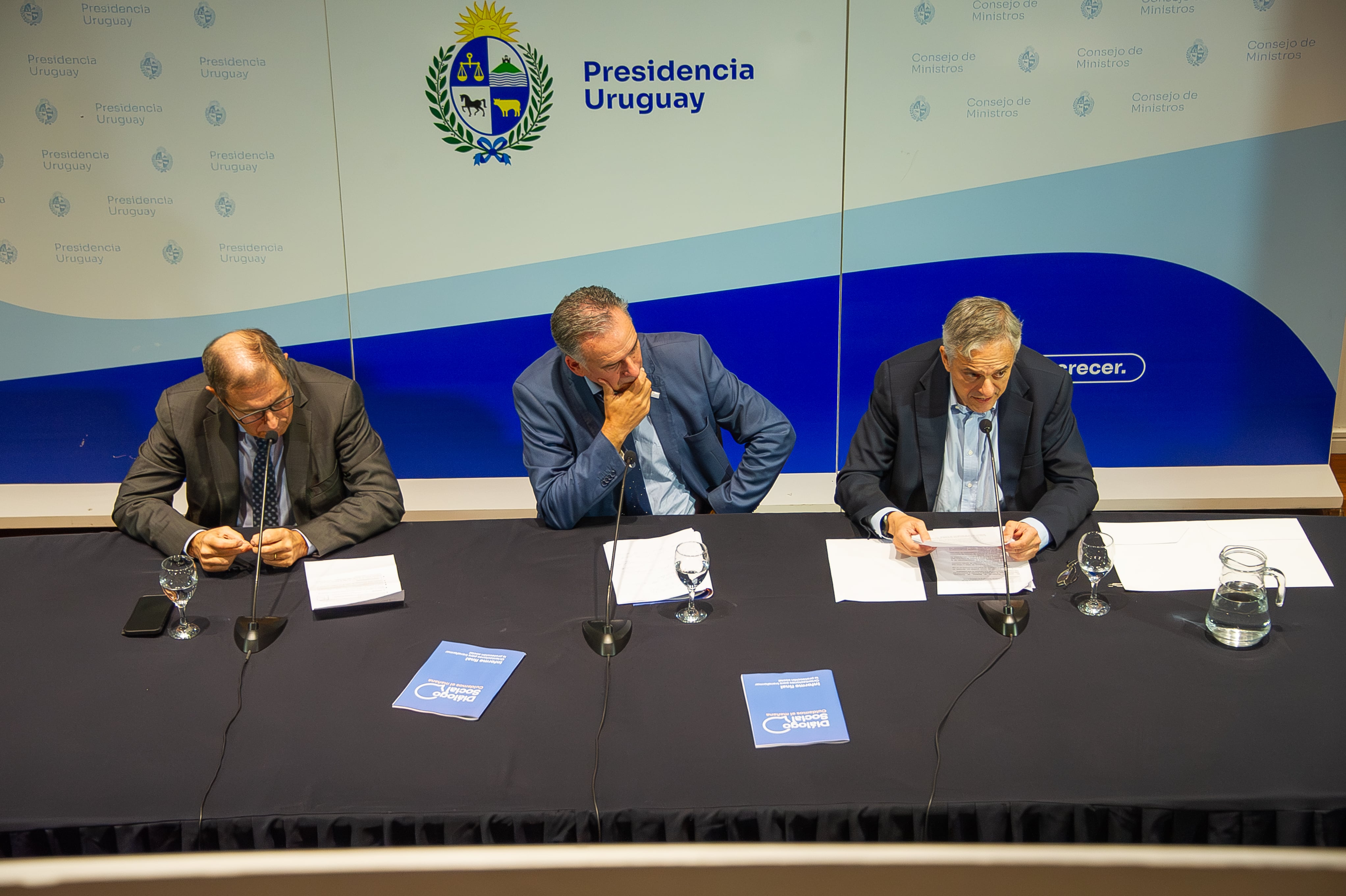 El ministro de Economía uruguayo, Gabriel Oddone, el presidente Yamandú Orsi, y el director de la OPP, Rodrigo Arim, al presentar los cambios al sistema previsional (Presidencia)