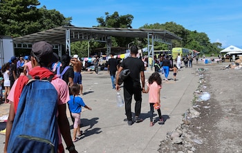 Migrantes descansan en un albergue hoy, en Paso Canoas (Costa Rica). EFE/Marcelino Rosario