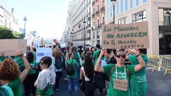 Miles de profesores 'rodean' la Consejería de Educación en el segundo día de huelga en defensa de la "pública"