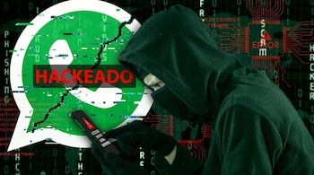 Una persona encapuchada con guantes manipula un smartphone que muestra una advertencia, con el logo de WhatsApp roto y la palabra 'HACKEADO' detrás.
