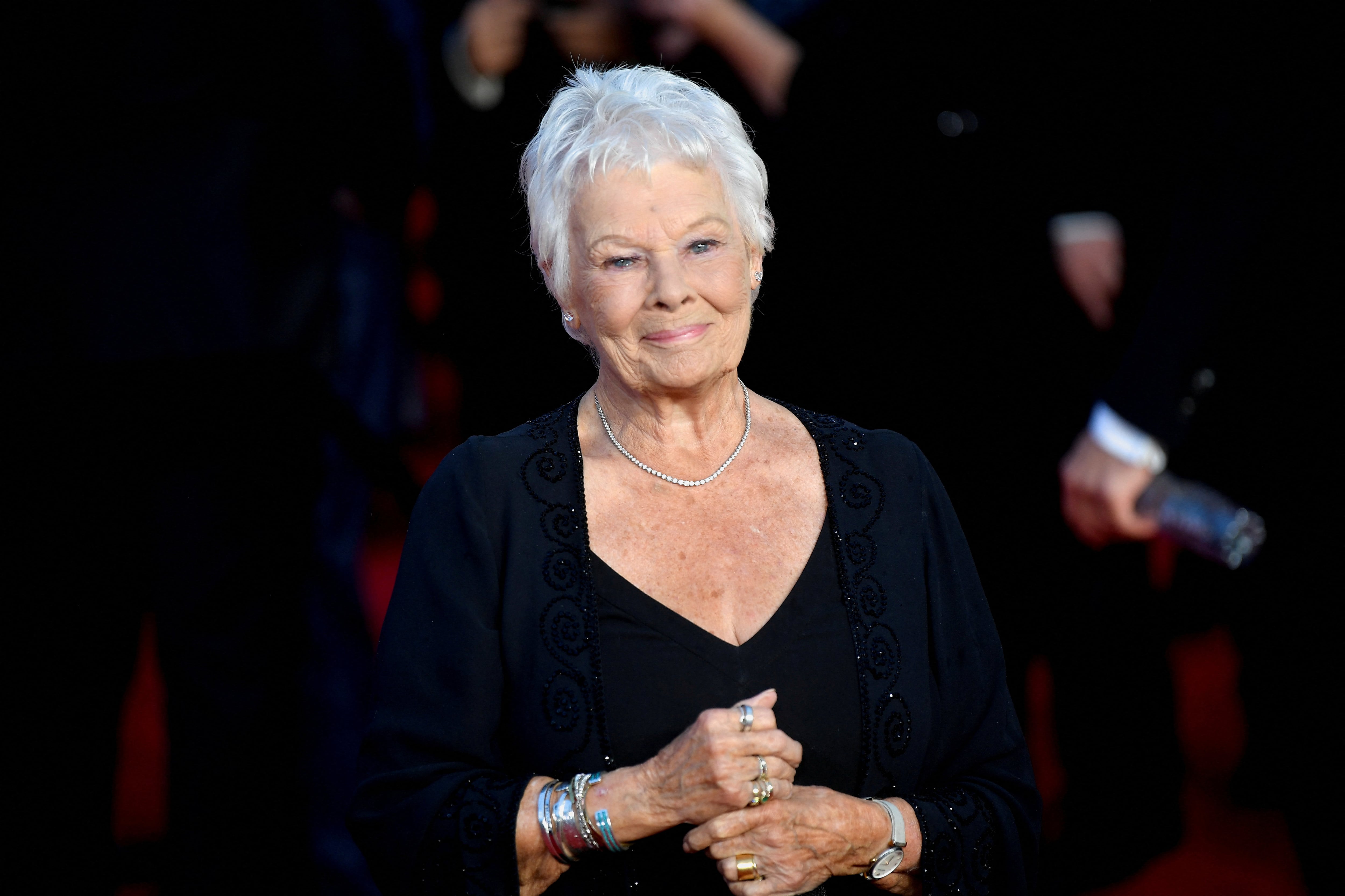 Judi Dench afirmó que el deterioro de su visión le impide trabajar en teatro y cine a sus 91 años (REUTERS)