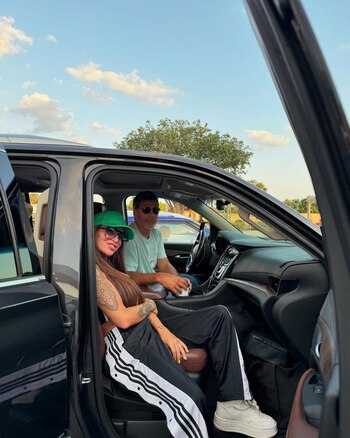 Flor Peña junto a su