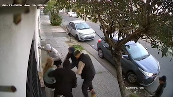 Robo piraña en Lanús: cinco delincuentes la interceptaron mientras paseaba al perro y le llevaron el auto en segundos