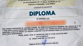 Profesor da ‘diploma’ a niña de primaria por “ser la más floja del salón” en Zacatecas: padres indignados por humillación