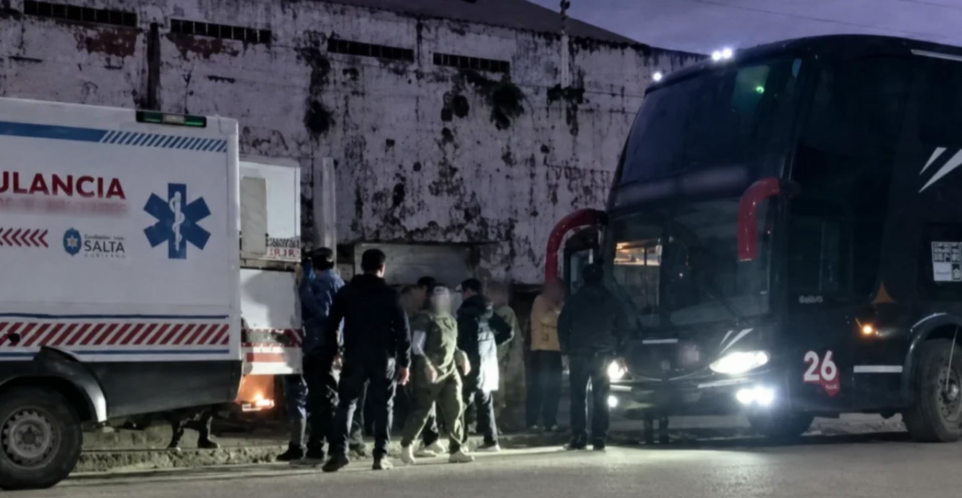 Personal de emergencia y seguridad asiste en la zona de Orán, Salta, tras el robo a un colectivo de tour de compras que derivó en la muerte de una pasajera (El Tribuno)