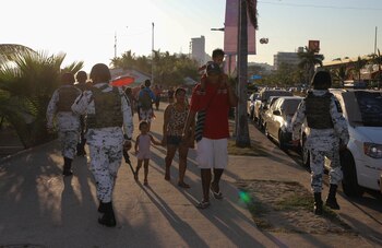 Cientos de turistas arriban a