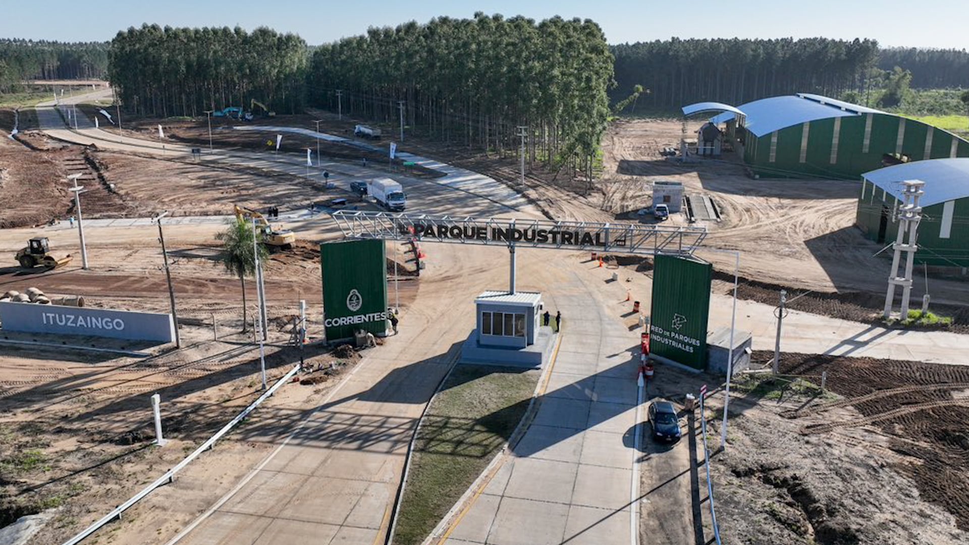 La entrada principal del Parque Industrial de Ituzaingó, Corrientes, muestra su acceso con una garita de seguridad, paneles informativos y obras de infraestructura en desarrollo.