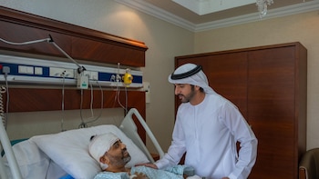 El viceprimer ministro emiratí visitó al piloto indio de Flydubai en el hospital: “Personifica los más altos grados de valentía”