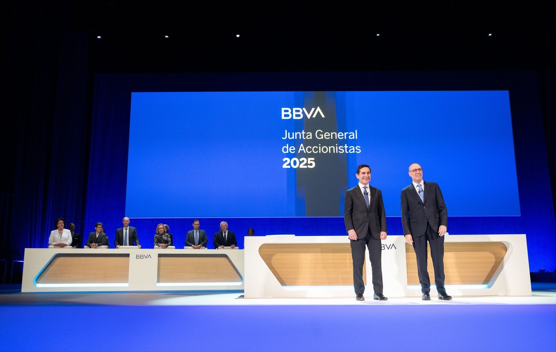 El presidente de BBVA, Carlos Torres Vila (i), y el CEO de BBVA, Onur Genç (d).David de Haro / Europa Press
