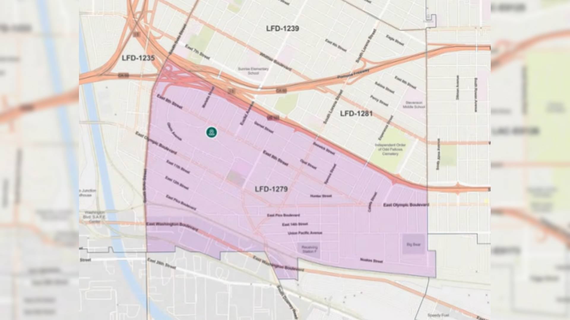 La alcaldesa Karen Bass pidió evitar desplazarse a la zona afectada, mientras el aviso de calidad del aire siguió vigente hasta la mañana del jueves en partes de Los Ángeles y el Valle de San Gabriel (CBS)