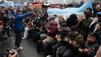Militantes en la puerta de