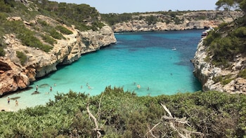 Playa larguísima y aguas tranquilas: el pueblo valenciano que cobra vida en verano