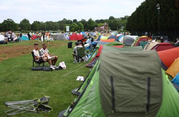 Miles de fanáticos viajan a