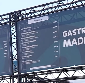 El cartel muestra los precios de la comida y las bebidas en uno de los puestos del Madring