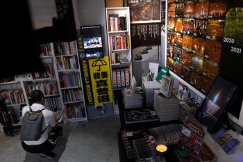 Un visitante observa las exhibiciones