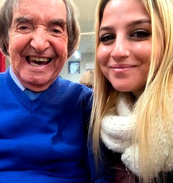 Carlitos Bala y su nieta,