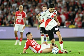 River Plate's midfielder #50 Tobias Andrada and Santa Fe's forward #17 Maximiliano Lovera fight for the ball during the first leg of the Copa Sudamericana round of 16 football match between Colombia's Independiente Santa Fe and Argentina's River Plate at the Nemesio Camacho 'El Campin' stadium, in Bogota, on August 19, 2026. (Photo by Luis ACOSTA / AFP)